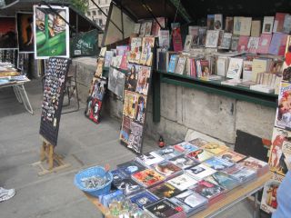 paris-seine-kiosk